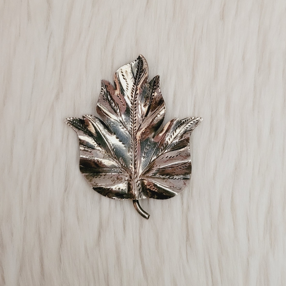 Platinum Industrial Argentina Leaf Brooch Pin